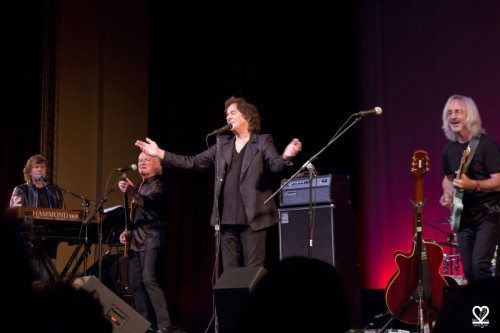 Colin Blunstone (center)