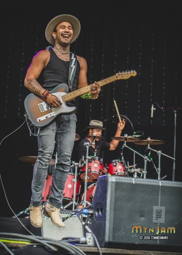 20160603_MountainJam_Nahko_Performance_Timmermans_0378